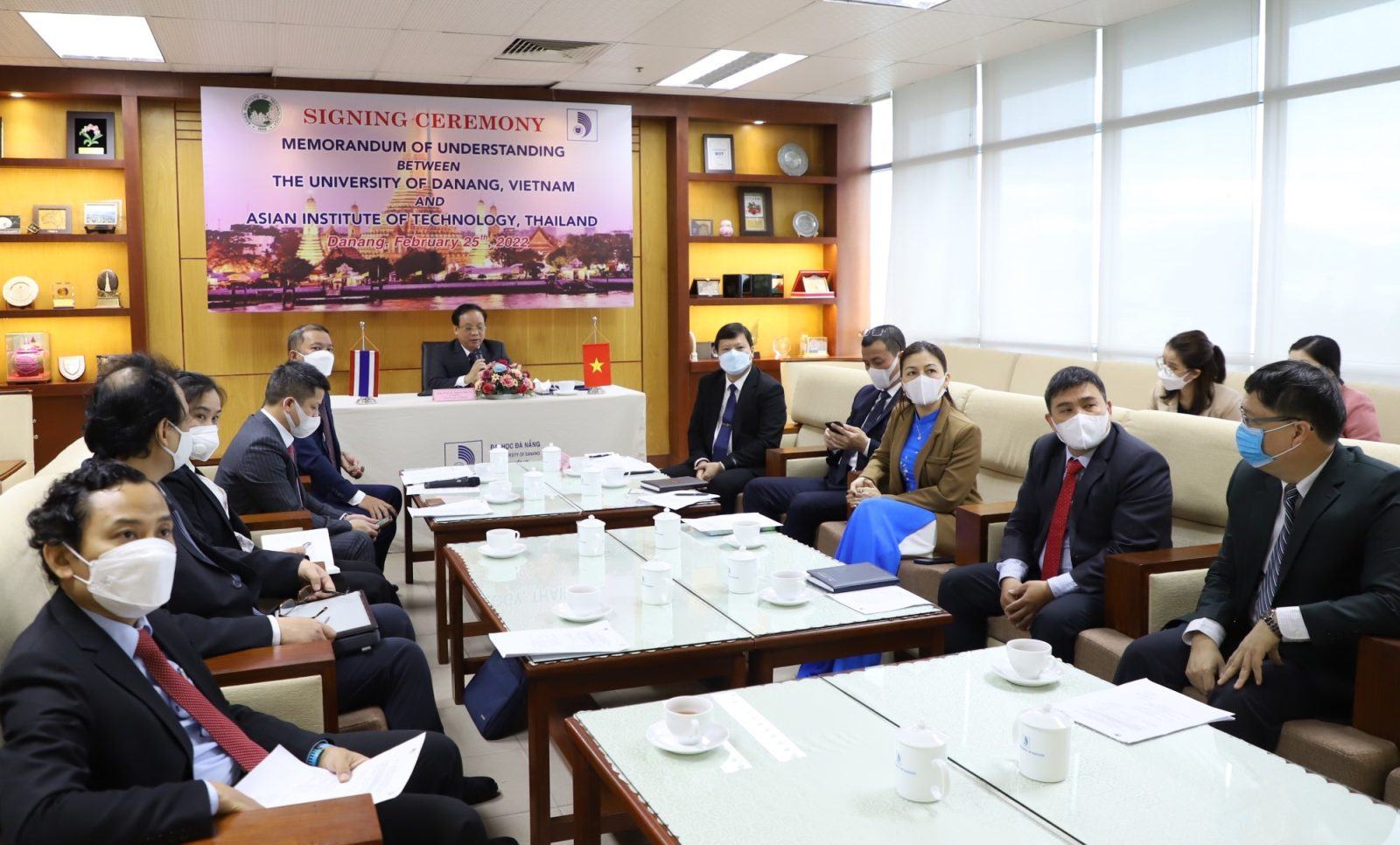 Overview of the signing ceremony of strategic cooperation at the bridge point of the University of Danang with AIT. Photo: University of Danang