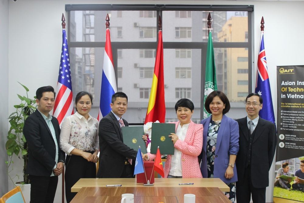 AIT Việt Nam và Viet Lotus ký kết hợp tác ngày 16 tháng 12 năm 2021. Ảnh: AIT Việt Nam
