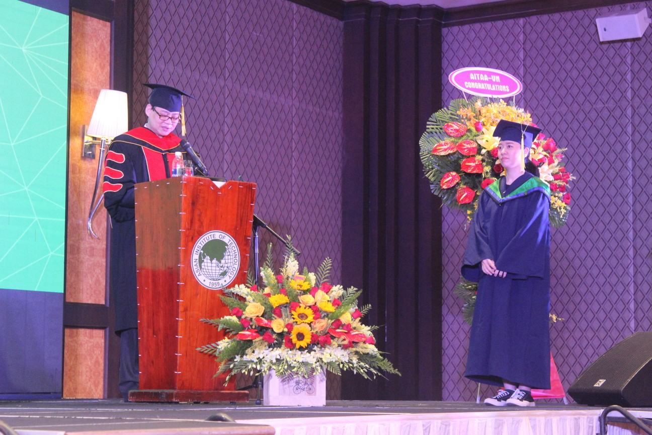 Dr. Tran Anh Quan presided over the ceremony and announced the receipt of degrees for new doctorates and masters.