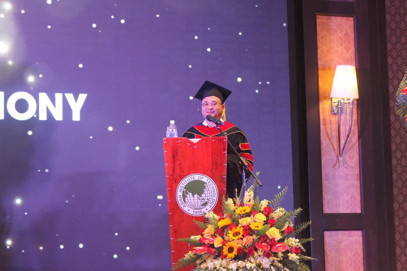 Representative of the New Doctor of Business Administration (DBA) gave a speech.