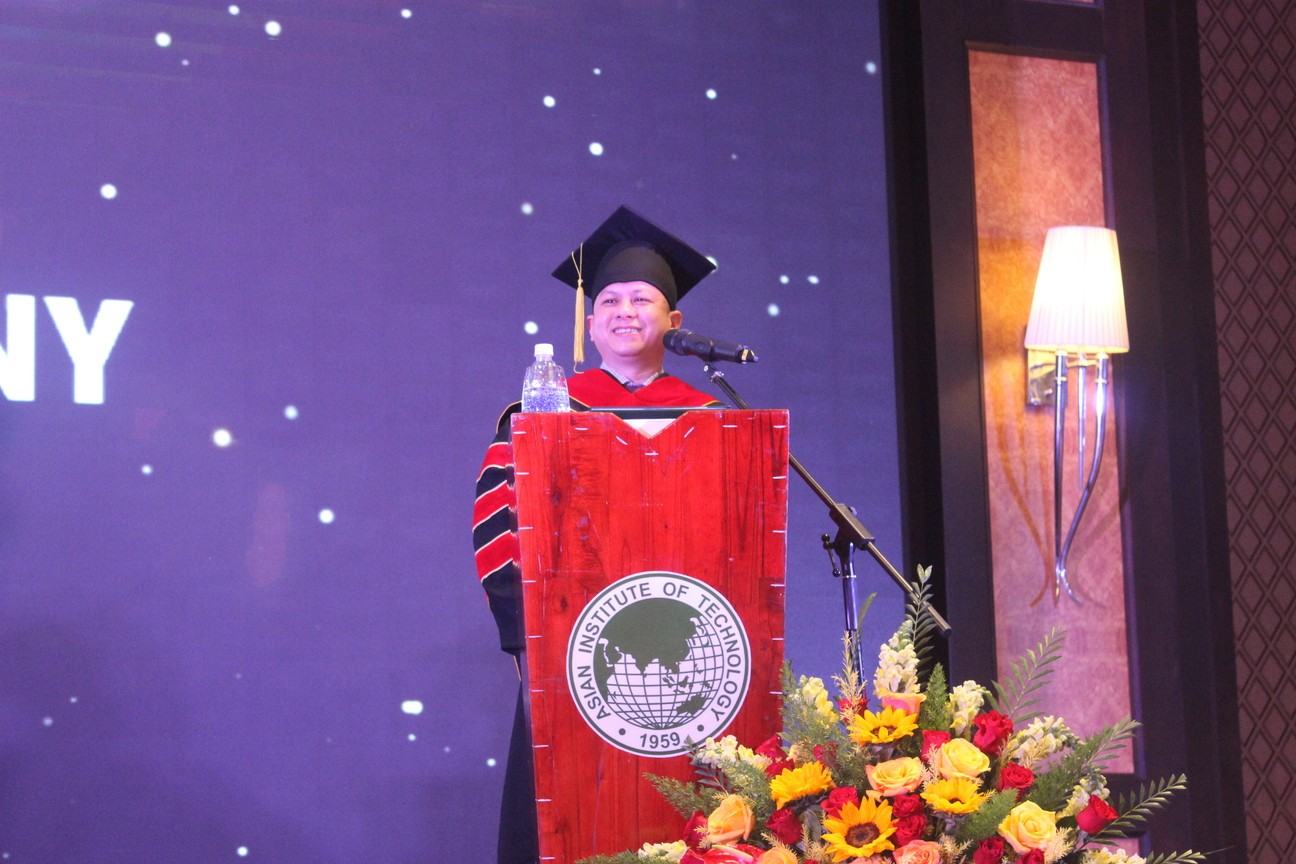 Director of AIT Vietnam – Dr. Phung Van Dong delivered a speech to congratulate the DBA and EMBA students.